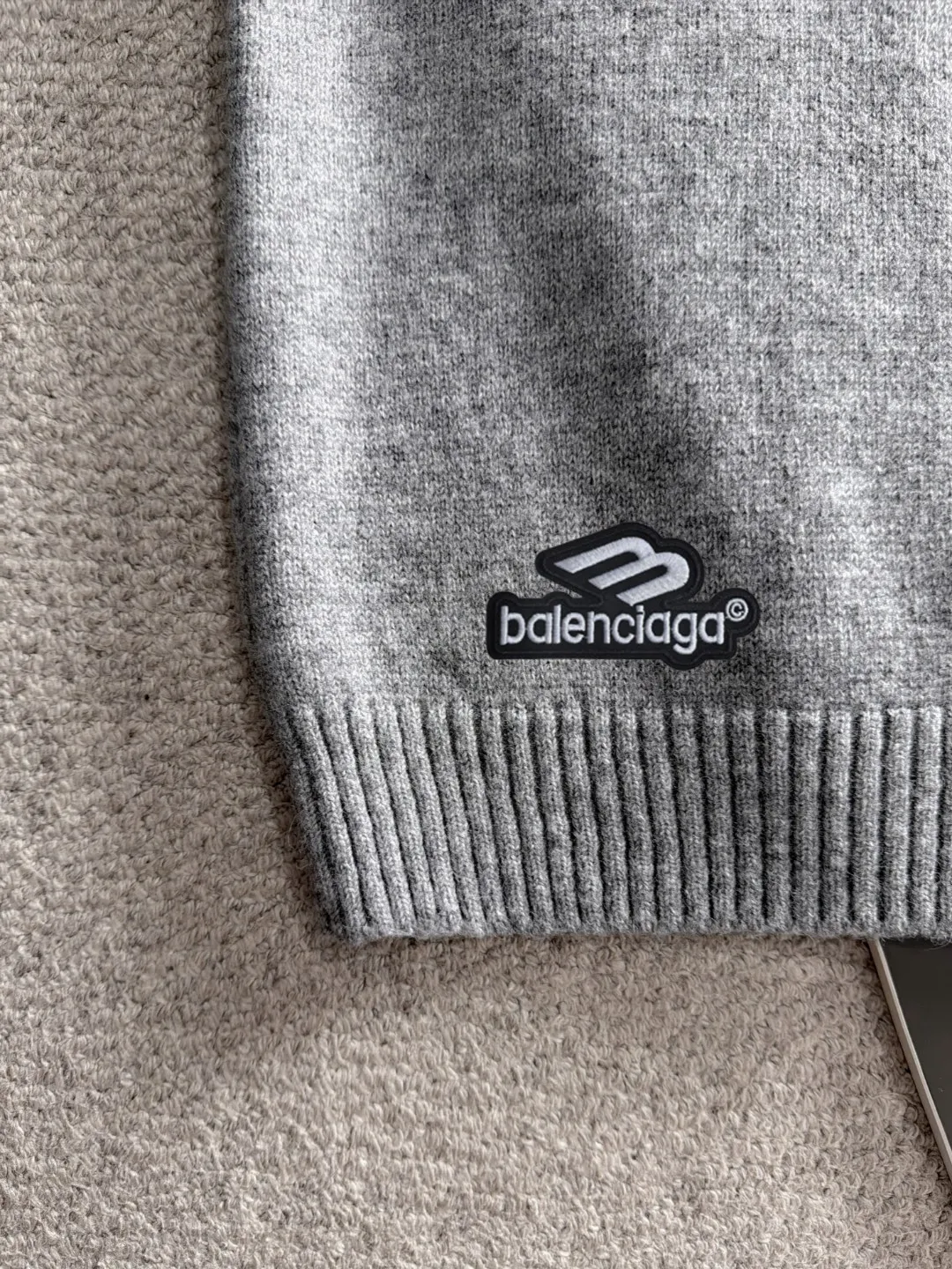 Next day shipment P195 Balenciaga 2026 Autumn and Winter latest sweater from the official website, now on sale at the counter simultaneously Hot Sale! Specially made of wool blended fabric. It feels comfortable and can be directly in contact with the skin. The logo badge is exquisitely embroidered, which is extremely eye-catching! The details highlight the fashionable charm of big brands. Exquisite workmanship. Three-dimensional cutting style. The wearing effect is invincible and handsome! All three standards are complete! Sizes:M-3XL